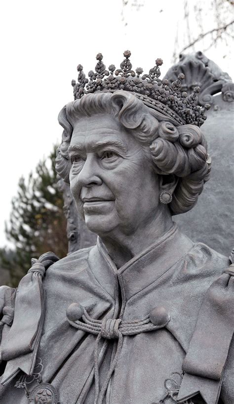 statue of queen elizabeth